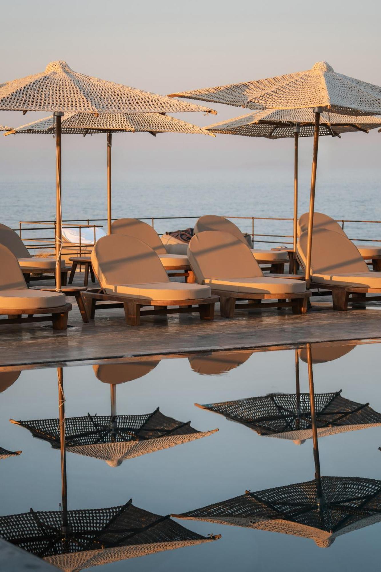 Colombos Beachfront Foinikia  Bagian luar foto