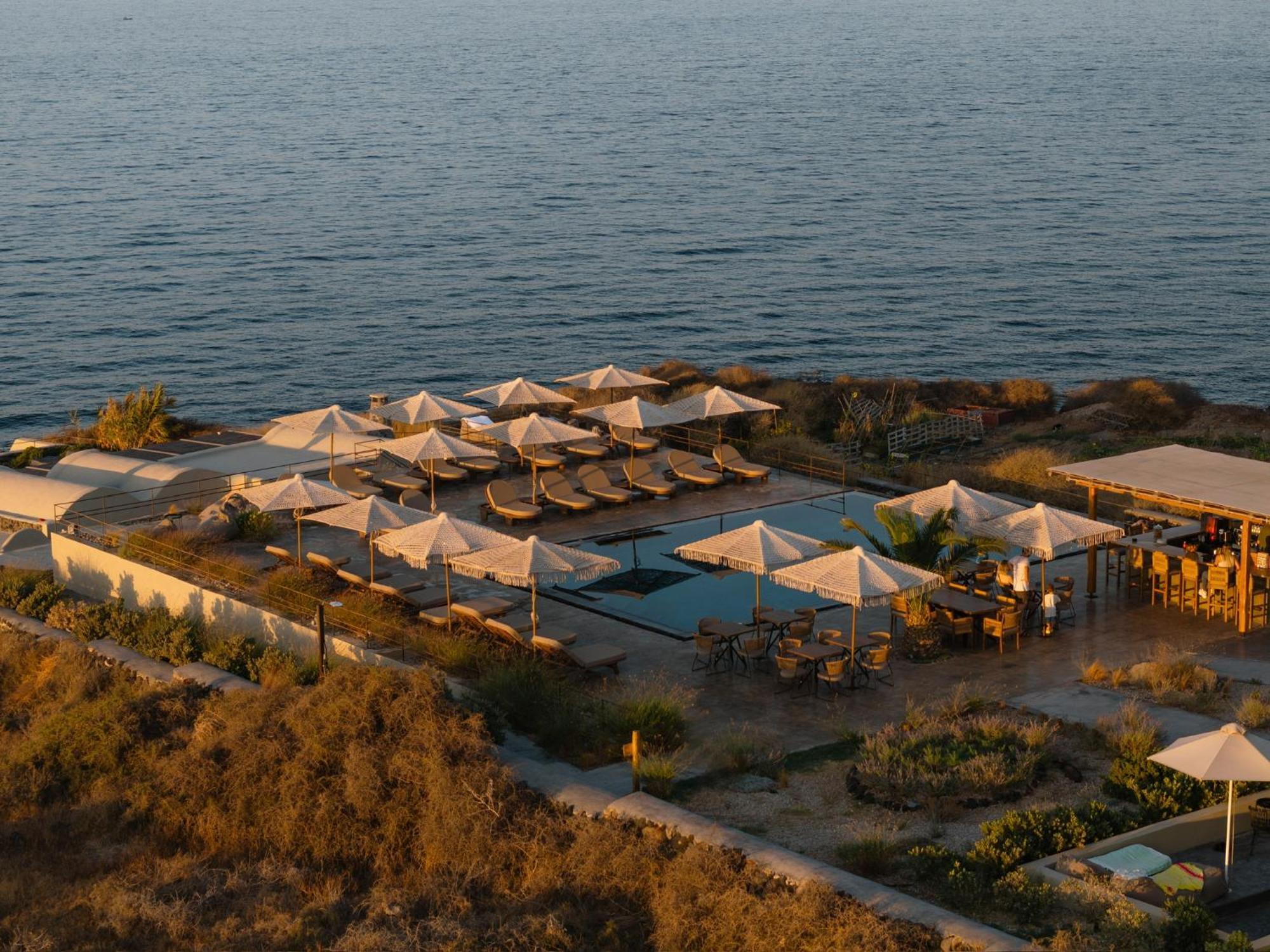 Colombos Beachfront Foinikia  Bagian luar foto