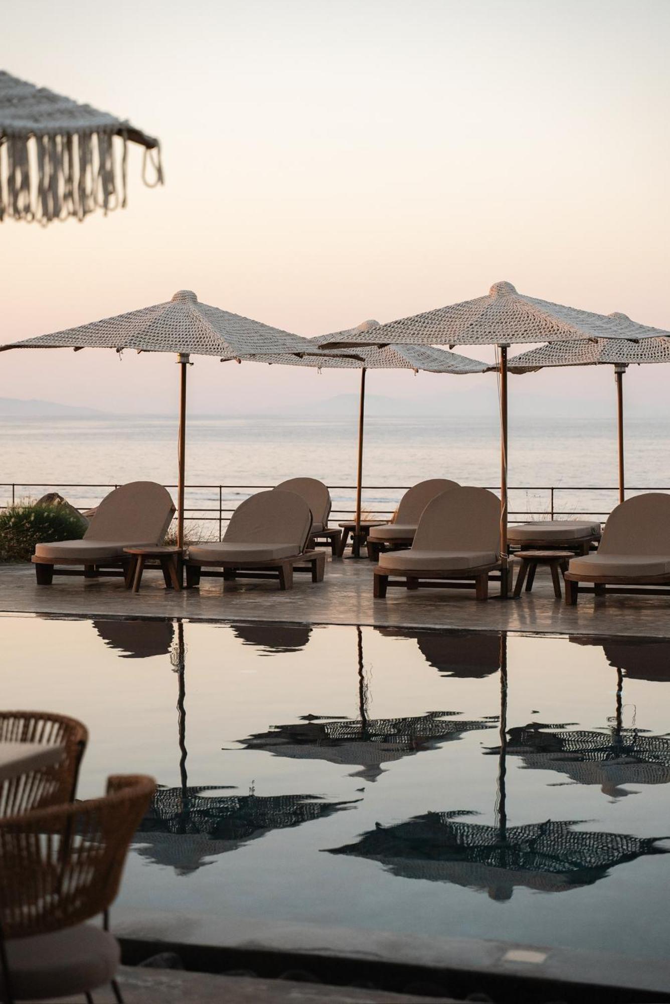 Colombos Beachfront Foinikia  Bagian luar foto