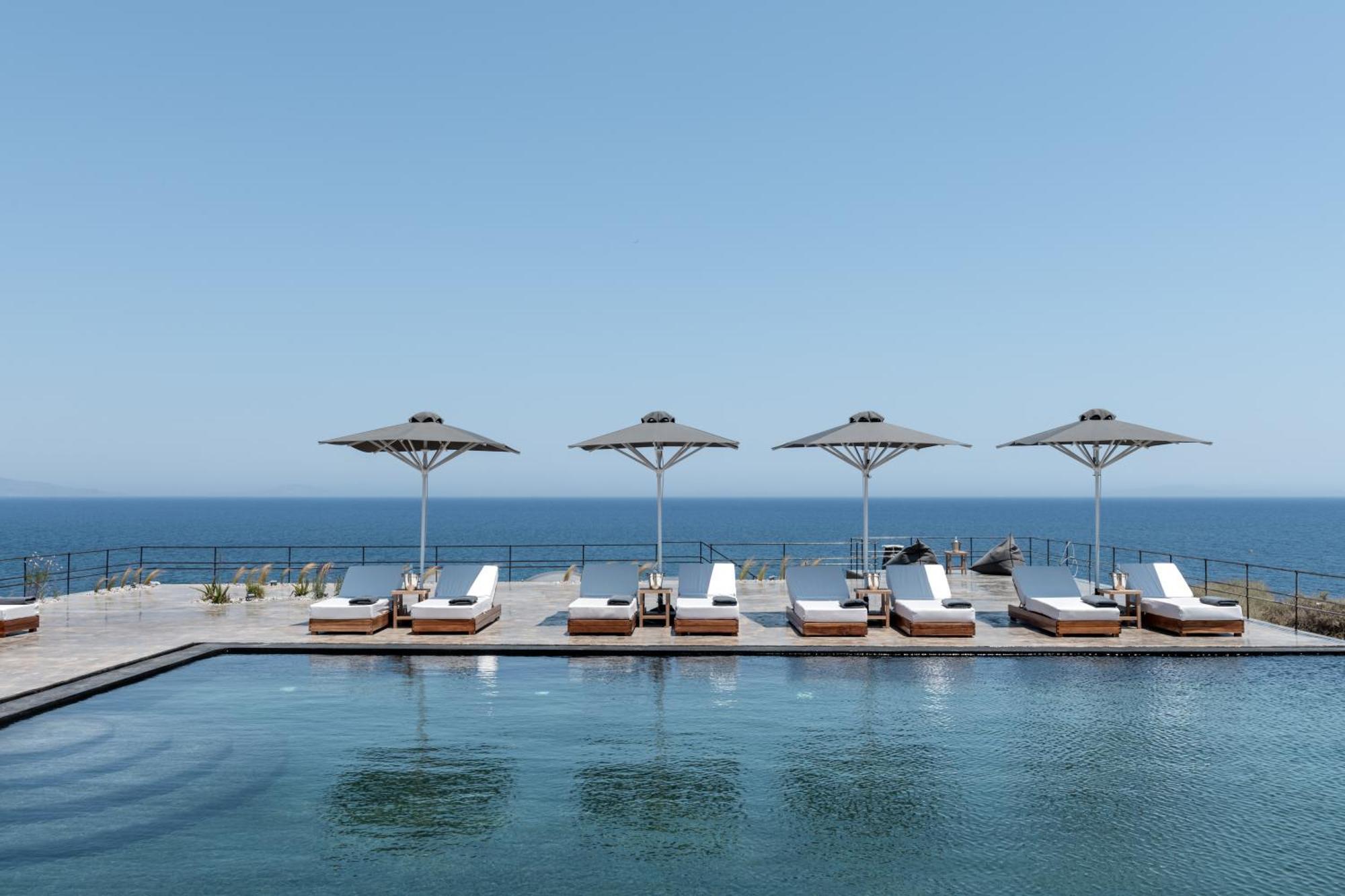 Colombos Beachfront Foinikia  Bagian luar foto